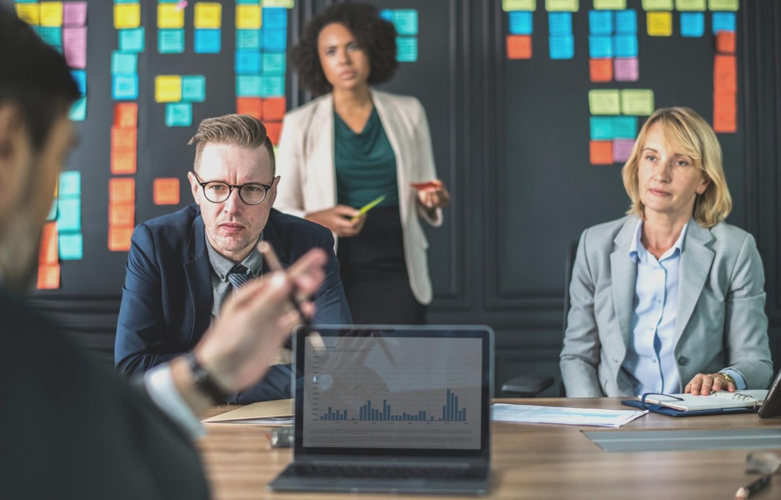Personne travaillant sur un tableau de bord financier avec plusieurs écrans